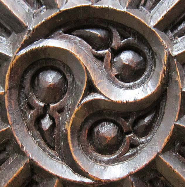 9452-detail of tracery in center